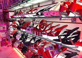 Vista interior del local sex shop de huérfanos 555 , Santiago
